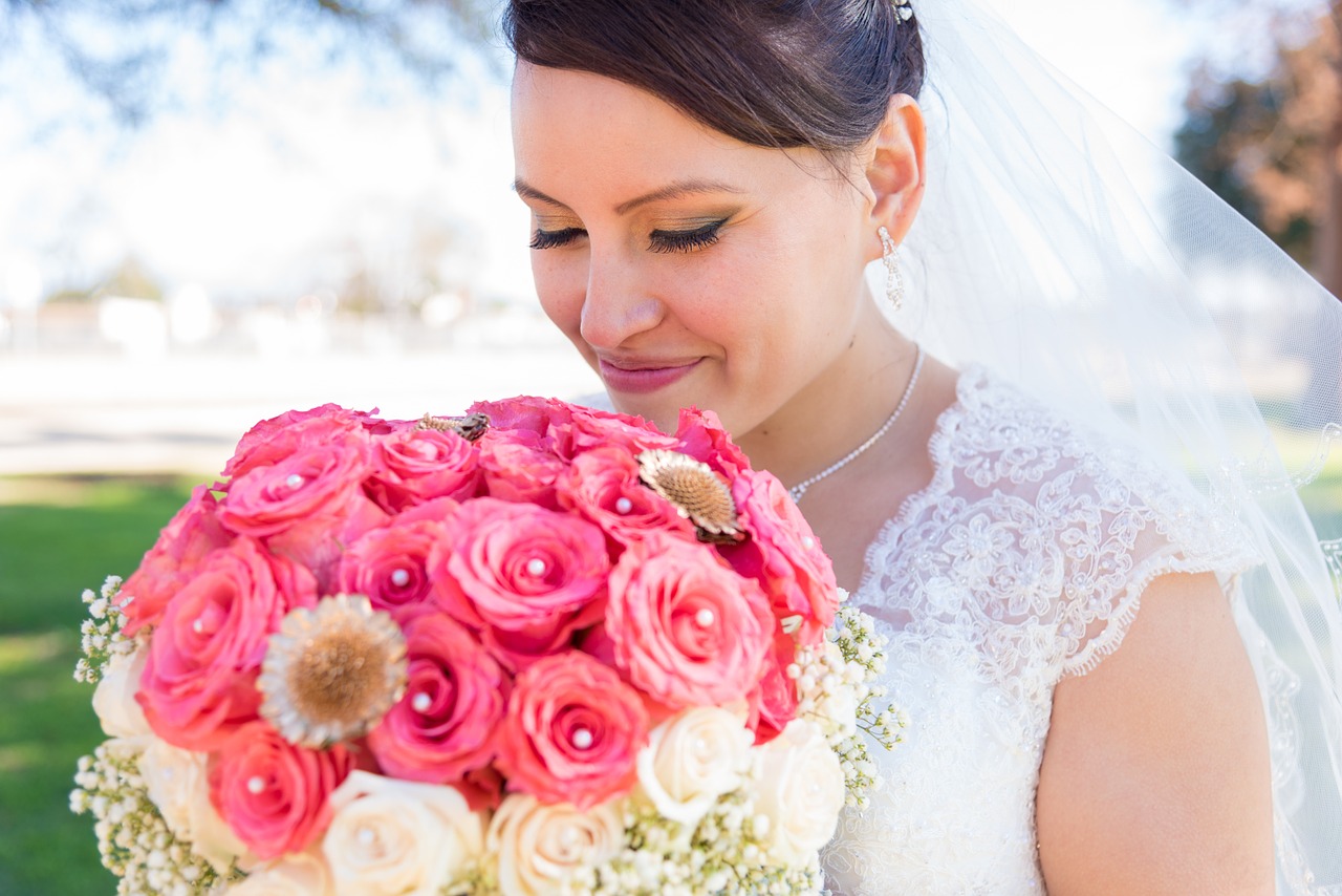“Na ostatni guzik” – rola eleganckich zaproszeń ślubnych podczas przygotowywania wesela