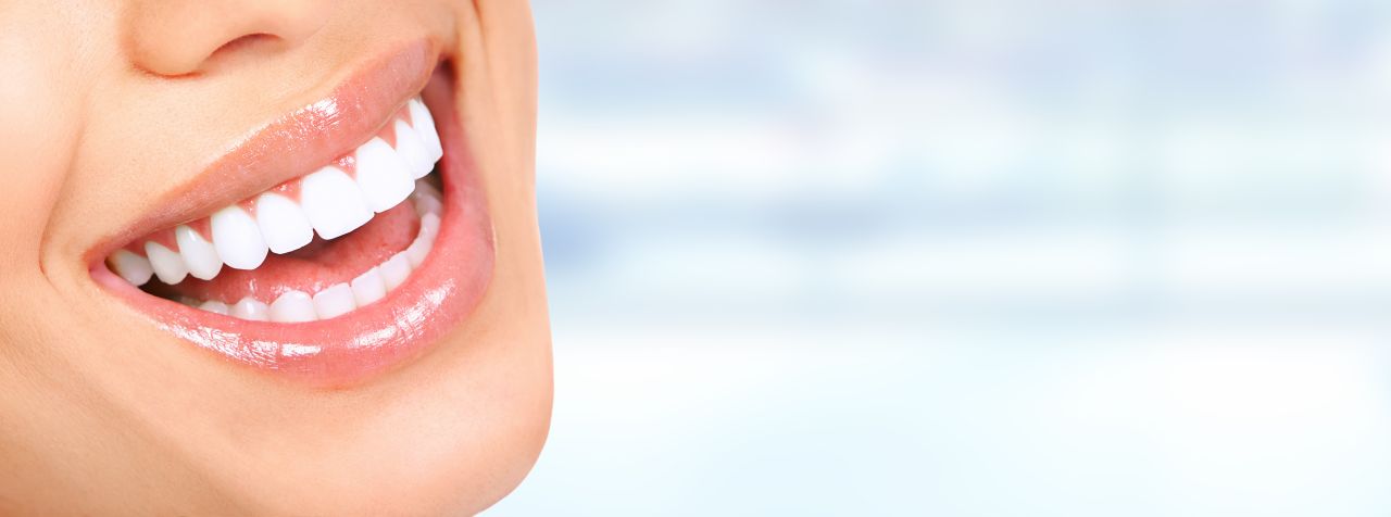 Jakie są sposoby na wybielanie zębów?