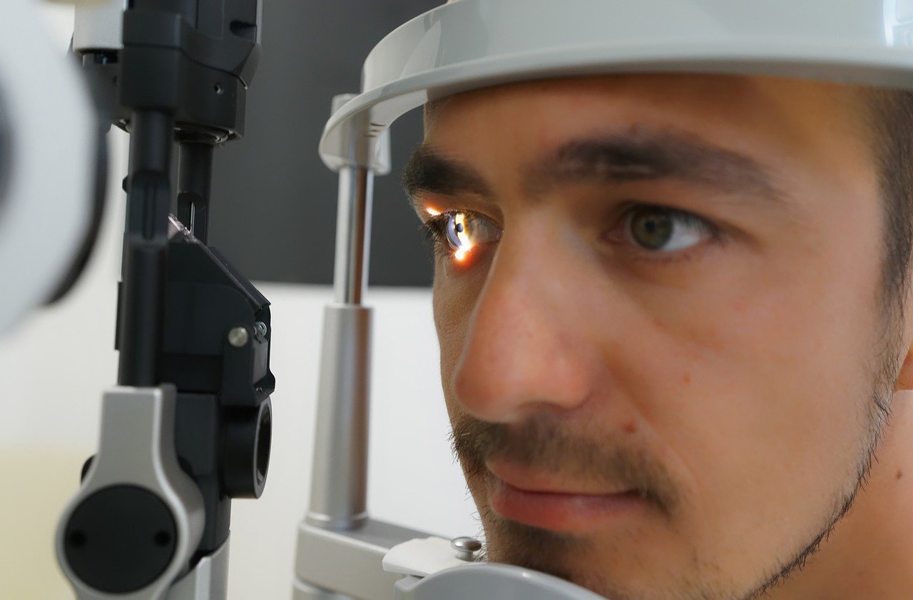 Jaki specjalistyczny sprzęt stosują okuliści przy badaniu wzroku?