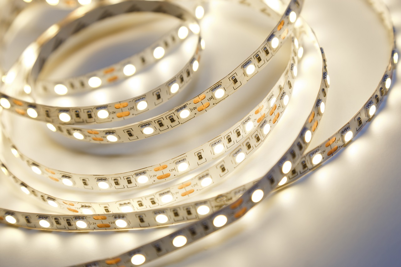 Taśmy LED – uniwersalne, oszczędne i efektowne źródło światła