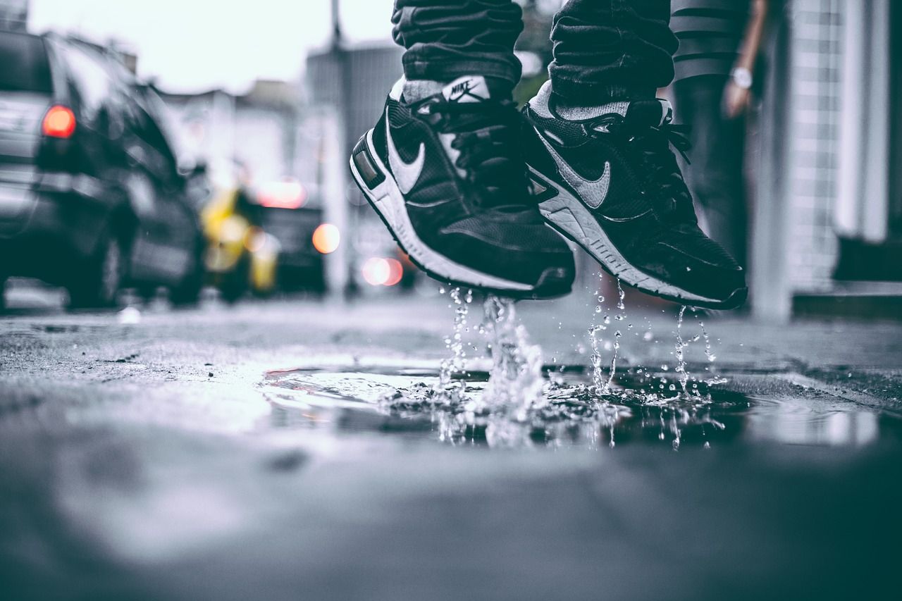 Sneakersy – kiedy najlepiej je nosić i z czym je łączyć