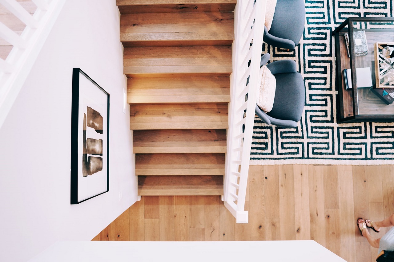 Budowa nowego domu – dlaczego warto zainwestować w drewniane schody?