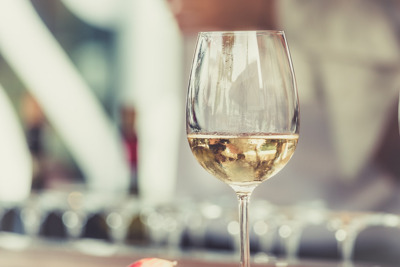 Wino białe wytrawne – jakie ma właściwości zdrowotne?