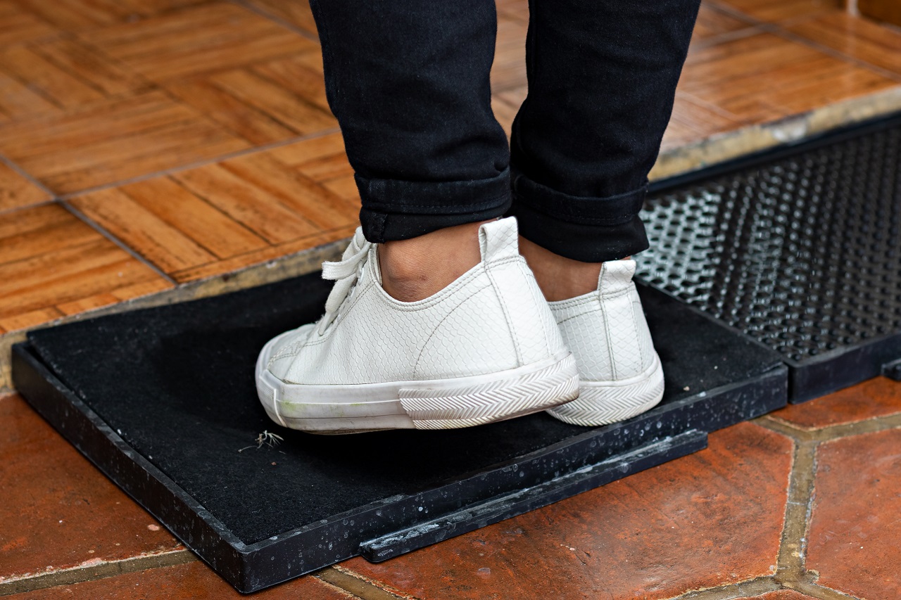 Jakie cechy charakterystyczne posiadają wycieraczki gumowe do butów?